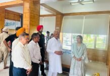 पंजाब सरकार की ओर से मानसून सीजन के लिए पूरी तैयारी: बरिंदर कुमार गोयल पंजाब के जल संसाधन मंत्री बरिंदर कुमार गोयल पौंग डैम के दौरे के दौरान अधिकारियों से बातचीत करते हुए