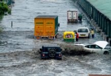 Weather Update: देश भर में भारी बारिश से बढ़ी मुश्किलें; गुजरात की फैक्ट्रियों में काम रुका; जानें अगले 2 दिन के मौसम का हाल