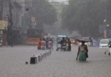Weather Alert: चंडीगढ़ में काले बादलों का डेरा, तापमान में गिरावट से मचेगी हलचल, पंजाब के 3 ज़िलों में भारी बारिश की चेतावनी!