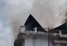 Delhi Fire: दिल्ली के स्वरूप नगर में एक फैक्ट्री में लगी आग, पास की इमारत में अफ़रा-तफ़री, कूदने से महिलाओं और बच्चों समेत छह 6 लोग घायल