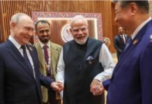ब्रिक्स समिट की तीन बड़ी ताकत एक फ्रेम में, पीएम मोदी, शी जिनपिंग और व्लादिमीर पुतिन एक-दूसरे का हाथ थामें आए नजर
