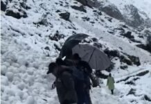 उत्तराखंड में बर्फबारी से 136 पर्वतारोही फंसे, रेस्क्यू ऑपरेशन जारी; अब तक 85 को निकाला गया, लैंडस्लाइड से 86 सड़कें बंद