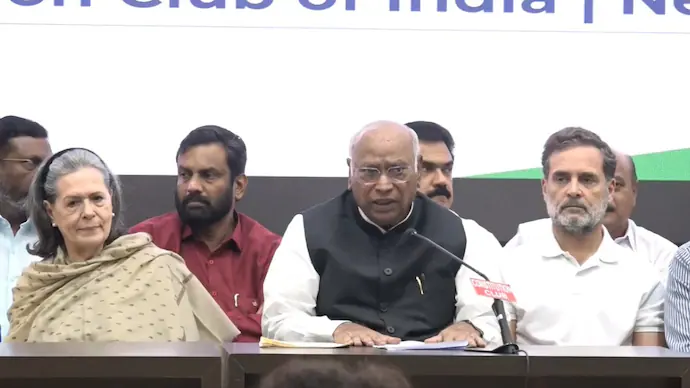 congress-president-mallikarjun-kharge--leader-of-opposition-rahul-gandhi-and-sonia-gandhi-at-india-b-302725627-16x9_0