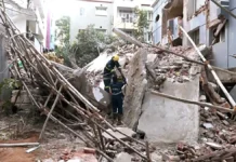Delhi Building Collapse: दिल्ली के सत्य निकेतन में PG इमारत ढही: कई छात्र फंसे, फोन कॉल के जरिए बच्चों तक पहुंचने की कोशिश