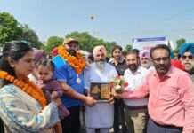 एशियन गेम्स में लगातार तीसरा पदक जीतकर पटियाला लौटे ओलंपियन तेजिंदरपाल सिंह तूर का भव्य स्वागत