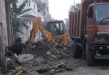 Delhi building collapses: दिल्ली के हर्ष विहार में बिल्डिंग का हिस्सा गिरा, 2 लोगों की मौत; रेस्क्यू ऑपरेशन जारी
