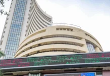 Stock Market Updates: सेंसेक्स में 700 अंक की गिरावट, निफ्टी भी 200 अंक नीचे आया